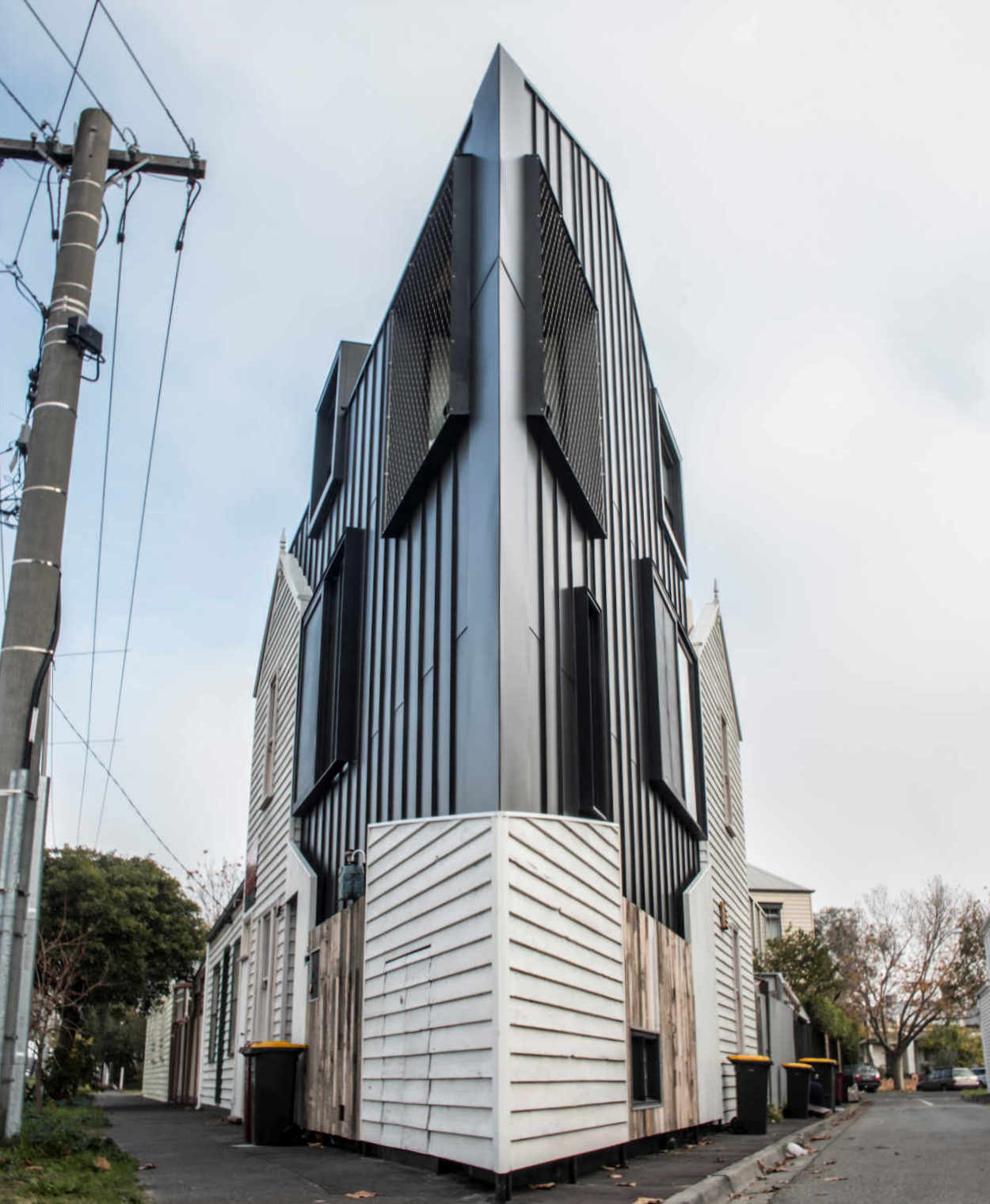 Acute House standing seam aluminium focus